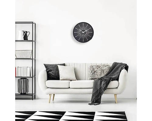 Obývacia izba s pohovkou, hodinami a regálom