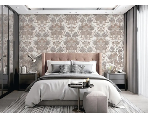 Spálňa so vzorovanými tapetami, posteľou a nočnými stolíkmi pre svetlú atmosféru