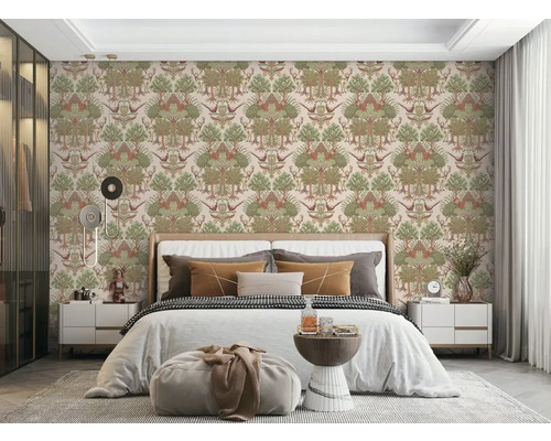 Spálňa s tapetou so vzorom stromov, vtákov a jeleňov