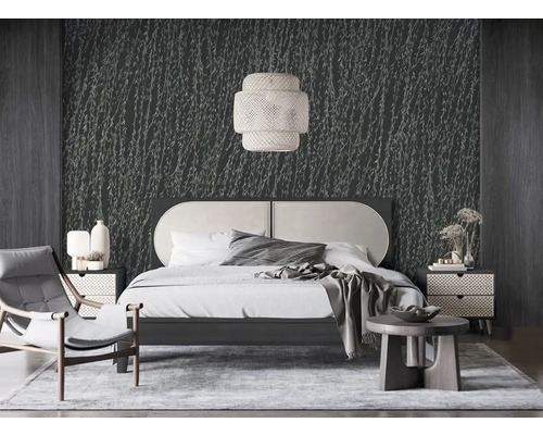 Spálňa s posteľou, nočnými stolíkmi, lampou a vzorovanou tapetou