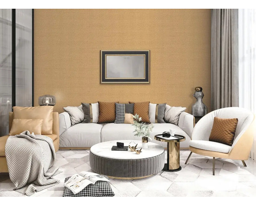 Obývacia izba s pohovkou, kreslom, konferenčným stolíkom a nástennou dekoráciou