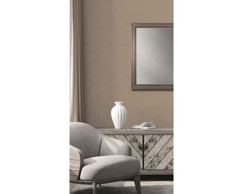 Interiér s tapetou so vzorom, kreslom a komodou so zrkadlom