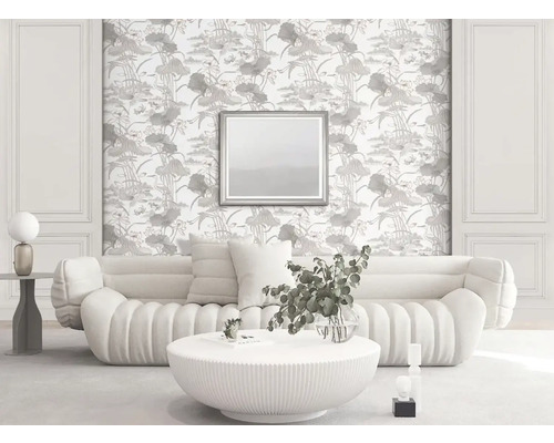 Obývacia izba s tapetou so vzorom, pohovkou a stolom