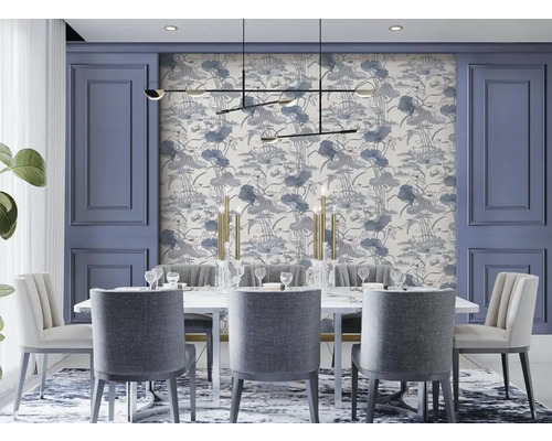 Jedáleň s jedálenským stolom, stoličkami, tapetou a osvetlením.