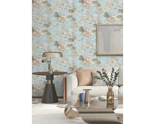Obývacia izba s tapetou so vzorom lotosových kvetov a bocianov.