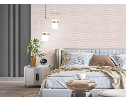 Spálňa s posteľou, nočným stolíkom, dekoráciou a závesnými svietidlami pre svetlú a usporiadanú atmosféru.