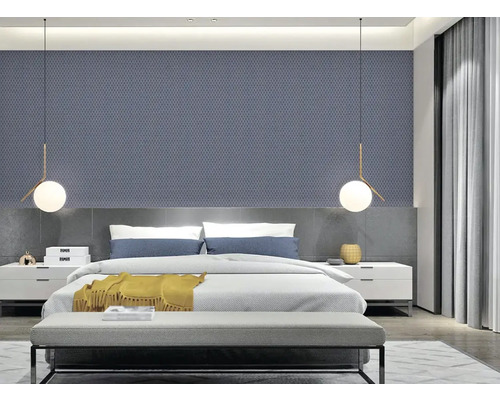 Spálňa s posteľou, nočnými stolíkmi a nástennou tapetou