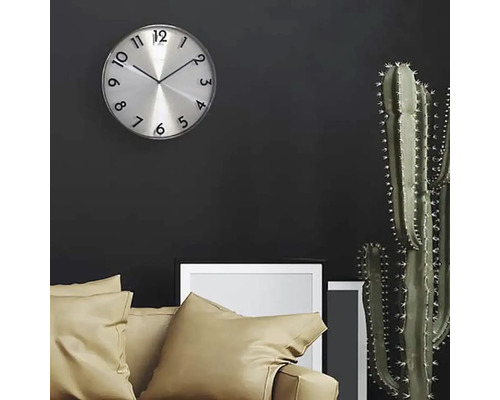 Obývacia izba s nástennými hodinami, pohovkou a kaktusom