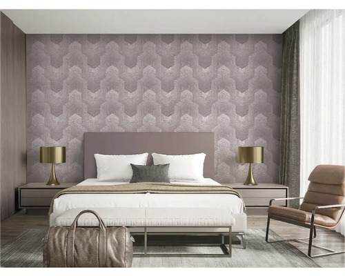 Spálňa s vzorovanou tapetou, posteľou, nočnými stolíkmi, lampami a kreslom