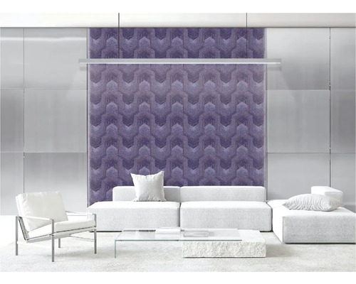 Moderná obývacia izba s geometrickou tapetou, pohovkou a kreslom