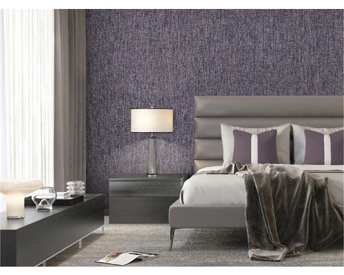 Spálňa so vzorovanou tapetou, posteľou a nočnou lampou