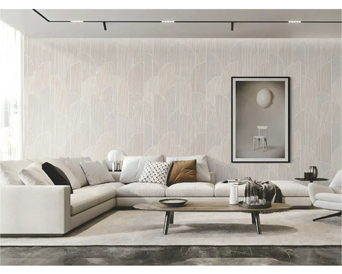 Obývacia izba s pohovkou, stolom a vzorovanou tapetou