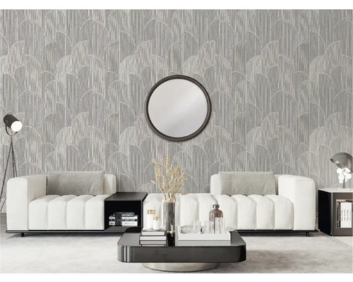 Obývacia izba so sivou vzorovanou tapetou, pohovkou a zrkadlom