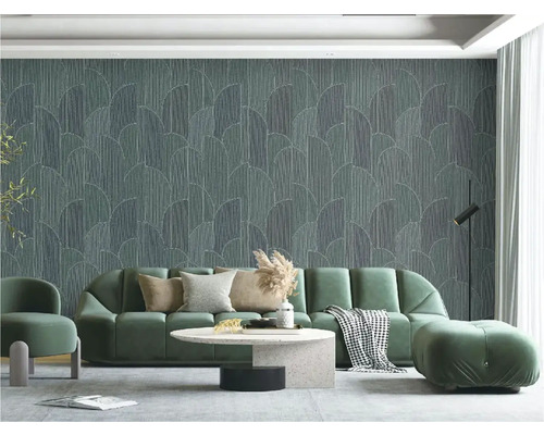 Obývacia izba so vzorovanou tapetou, pohovkou, kreslom a stolom pre štýlové prostredie