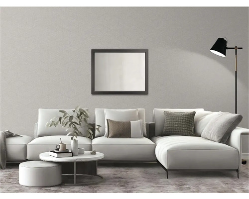 Obývacia izba s pohovkou, konferenčným stolíkom, stojacou lampou a nástennou maľbou pre svetlú a usporiadanú atmosféru.