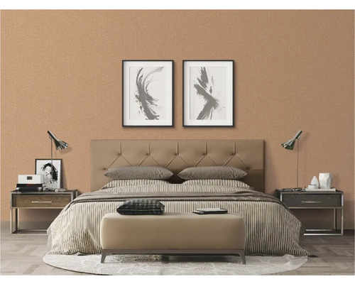 Spálňa s manželskou posteľou, nočnými stolíkmi a dekoráciou na pozadí vzorovanej tapety.