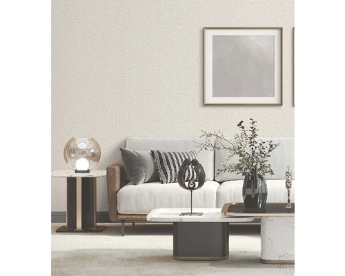 Obývacia izba so vzorovanou tapetou, pohovkou a dekoráciami