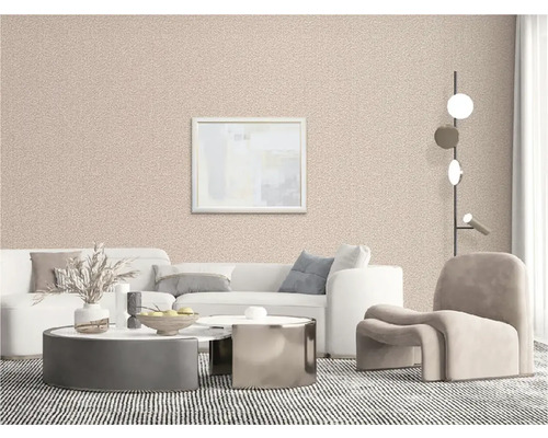 Obývacia izba so štruktúrovanou tapetou, pohovkou, kreslom a konferenčným stolíkom.