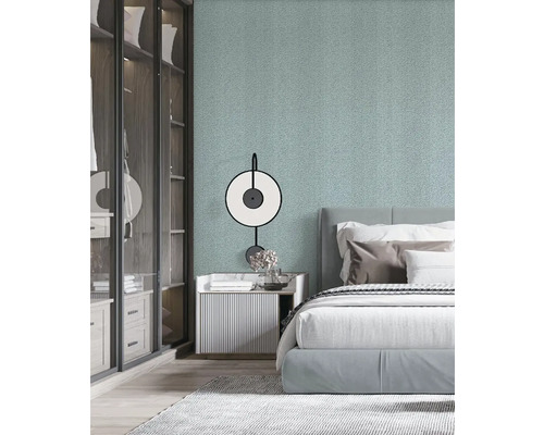 Spálňa s posteľou, nočným stolíkom, lampou a skriňou