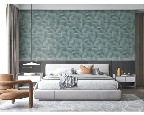 Spálňa s geometrickou tapetou, posteľou a nočnými stolíkmi