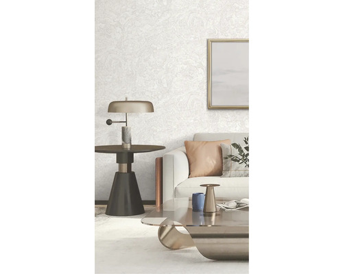 Svetlá obývacia izba s pohovkou, stolom a vzorovanou tapetou