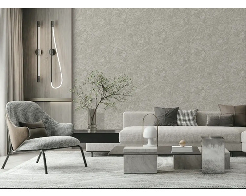 Obývacia izba so sivou tapetou, kreslom, pohovkou a dekoráciami