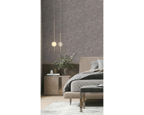 Spálňa s posteľou, nočným stolíkom, lampou a vzorovanou tapetou