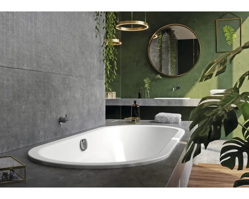 Kúpeľňa s vaňou, umývadlom a zrkadlom