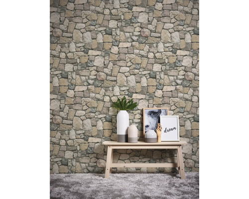 Pohľad na izbu s kamennou tapetou, lavicou a dekoráciou