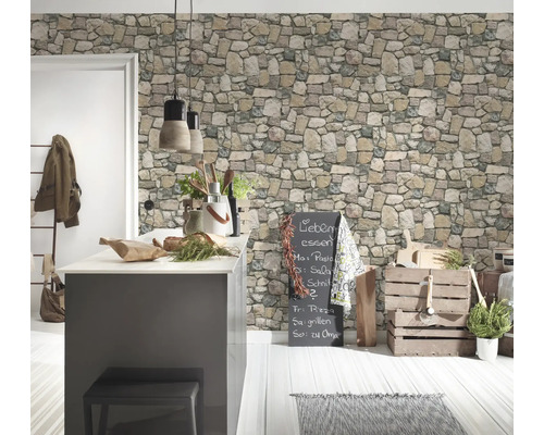 Svetlá kuchyňa s tapetou imitujúcou kameň, kuchynským ostrovčekom a ozdobnými drevenými debnami