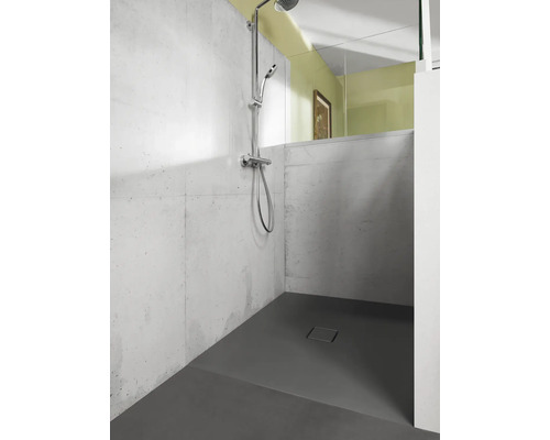 Kúpeľňa so sprchou, sprchovou armatúrou a sprchovou vaničkou