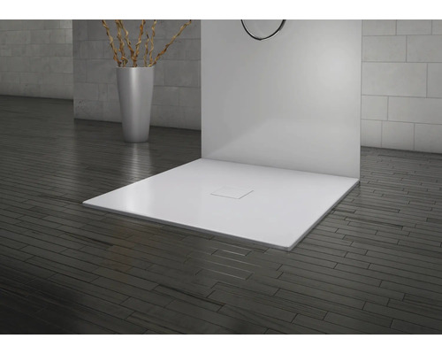 Štvorcová sprchová vanička v kúpeľni