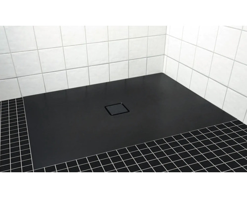 Kúpeľňa s obloženým sprchovacím kútom s odtokovým žľabom