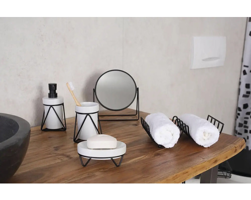 Kúpeľňová scéna s dávkovačom mydla, pohárom na zubné kefky, miskou na mydlo, kozmetickým zrkadlom a držiakom na uteráky