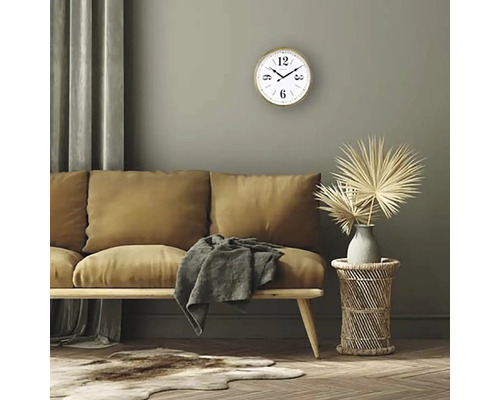 Obývacia izba s pohovkou, dreveným stolom, nástennými hodinami a dekoráciami.