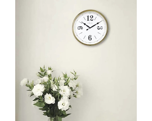 Nástenné hodiny s okrúhlym zlatým rámom a kyticou kvetov