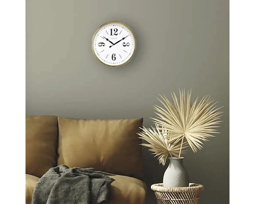 Obývacia izba s nástennými hodinami, pohovkou a dekoráciou