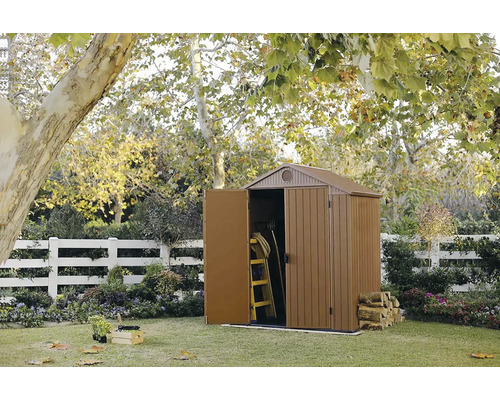 Záhradná scéna s kôlňou s otvorenými dverami na uskladnenie záhradného náradia