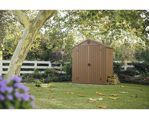 Plastový záhradný domček v záhrade