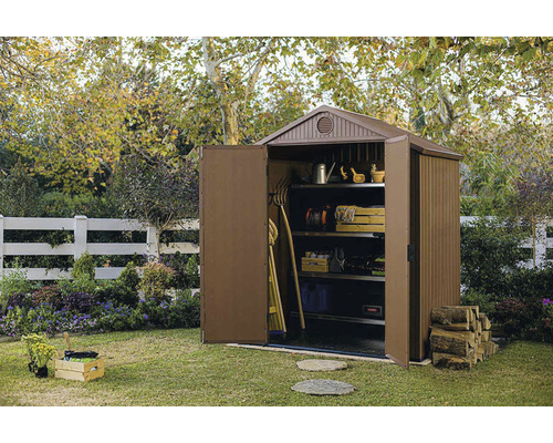 Plastová záhradná skriňa s otvorenými dverami, policami a záhradným náradím v záhrade