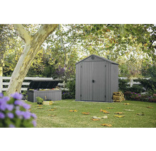 Záhradná krajina s domčekom na náradie a úložným boxom na trávniku