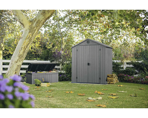 Záhradná krajina s domčekom na náradie a úložným boxom na trávniku