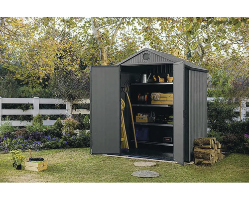 Plastová záhradná skriňa s otvorenými dverami a záhradným náradím