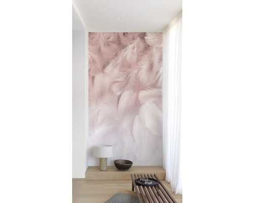 Obývacia izba s fototapetou s pierkami, lampou a drevenou lavicou