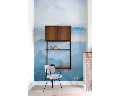 Pracovňa so stolom, stoličkou a policou pred fototapetou s motívom hory