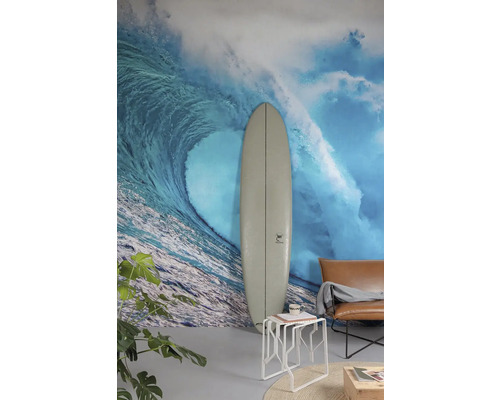 Dekoratívny interiér s fototapetou, surfovacou doskou a odkladacím stolíkom