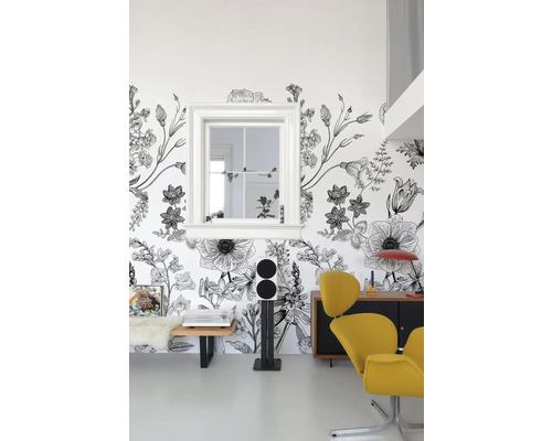 Dekoratívna obývacia izba s kvetinovou tapetou a minimalistickým nábytkom