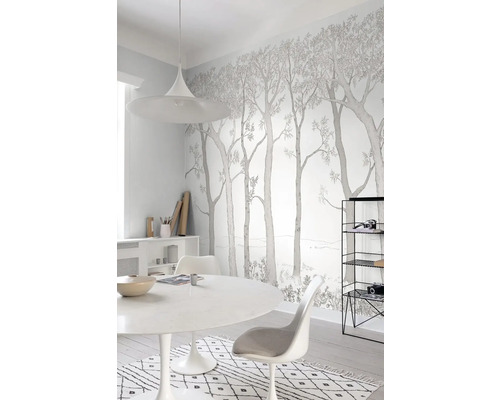 Svetlá miestnosť s tapetou so stromovým motívom, jedálenský stôl a stoličky