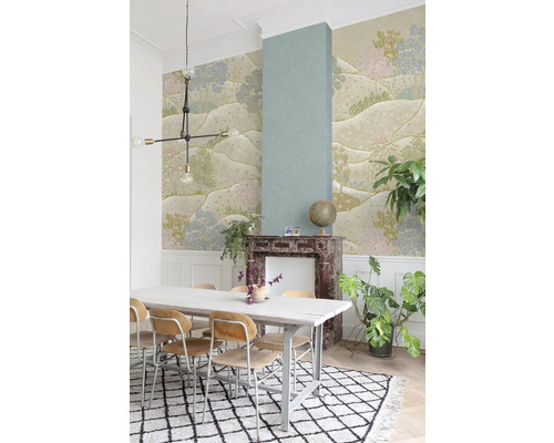 Jedáleň so vzorovanou tapetou, jedálenským stolom, stoličkami a kobercom