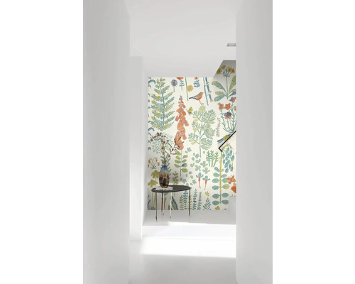 Chodba s kvetinovou tapetou, stolom a vázou s kvetmi